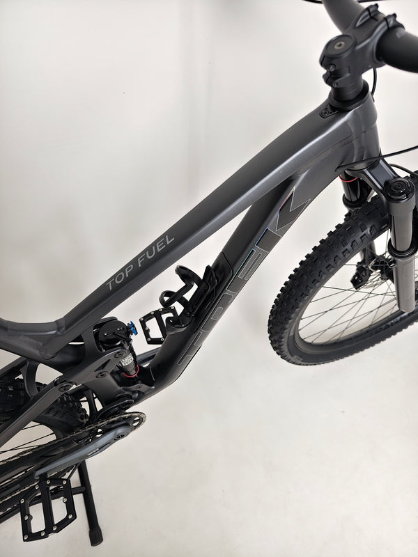 Trek Top Fuel 8 GX AXS 2024 LARGE Frame in Excellent Condition at eMado Bikes on display demonstrating its trail readiness.