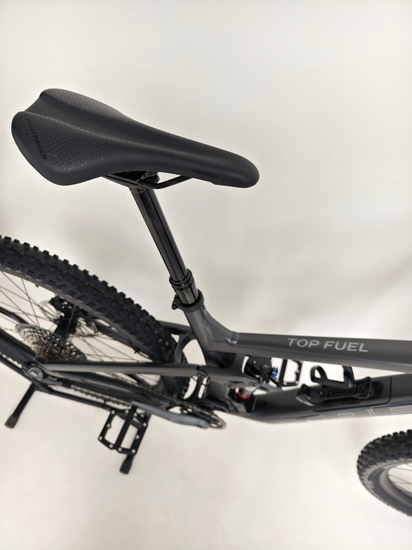 Exploring features of Trek Top Fuel 8 GX AXS 2024 LARGE Frame in Excellent Condition at eMado Bikes, with a focus on the hydraulic disc brakes.