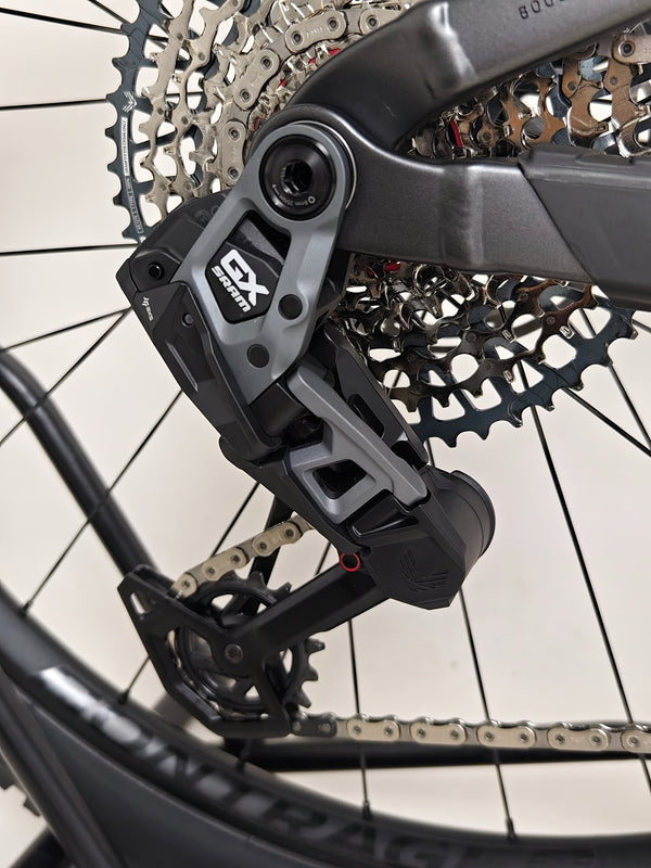 Showcasing Trek Top Fuel 8 GX AXS 2024 LARGE Frame in Excellent Condition at eMado Bikes, alongside details of gear shifting mechanism.