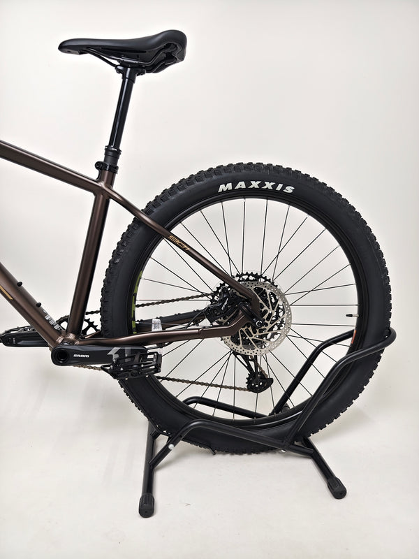 View of the handlebars and controls on the Whyte 901 V5 2024 Mountain Bike at eMado.