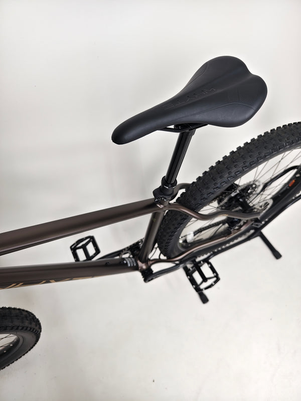 Image showcasing the frame's welds and joins of the Whyte 901 V5 2024 Mountain Bike at eMado.