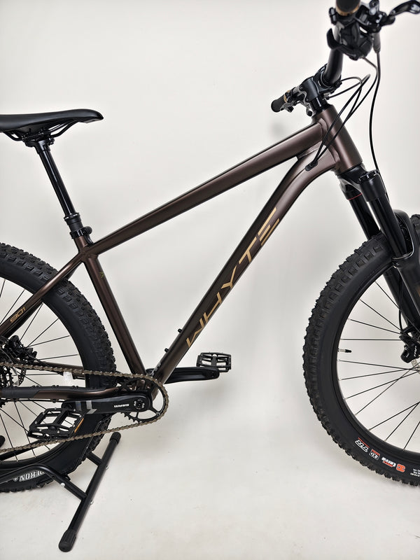 Side angle view of the Whyte 901 V5 2024 Mountain Bike showcasing its geometry at eMado.