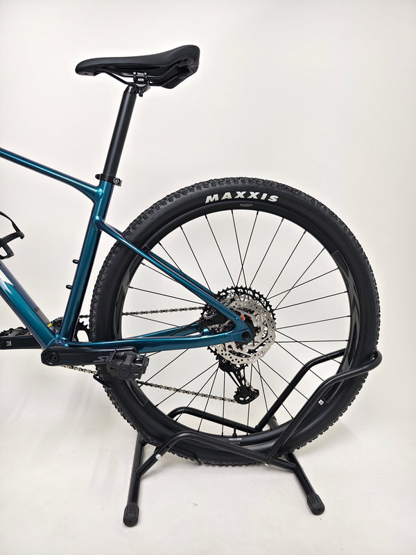 Giant XTC SLR 29 1 2024 in Excellent Condition at eMado Bikes - illustrative view of the bike's components.