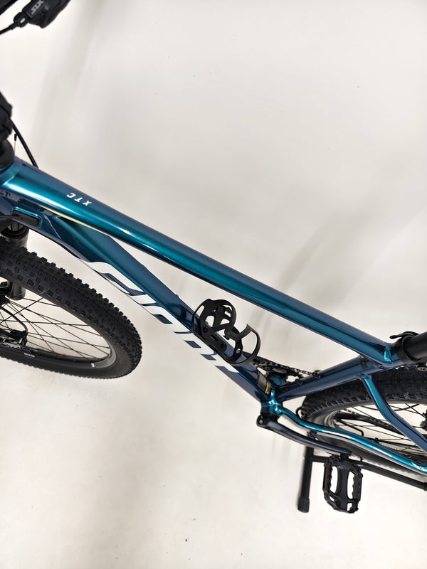 Giant XTC SLR 29 1 2024 in Excellent Condition at eMado Bikes - image of the bike's rear wheel configuration.