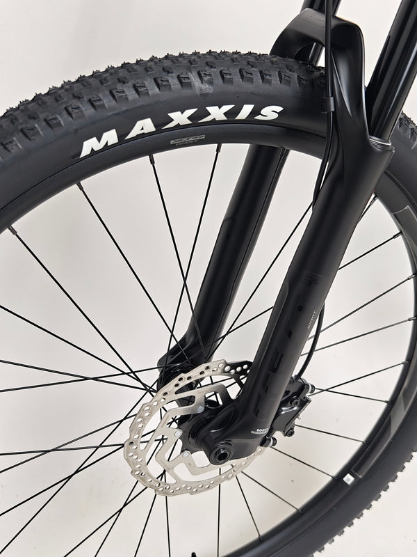 Giant XTC SLR 29 1 2024 in Excellent Condition at eMado Bikes - showcasing the bike’s lightweight construction.