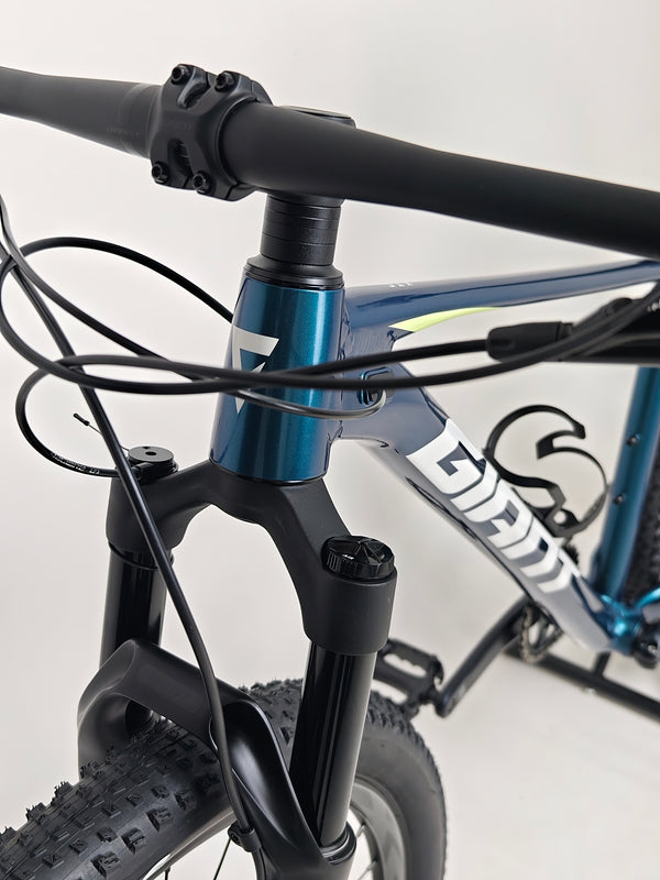 Giant XTC SLR 29 1 2024 in Excellent Condition at eMado Bikes - close-up of the bike's tires and tread.