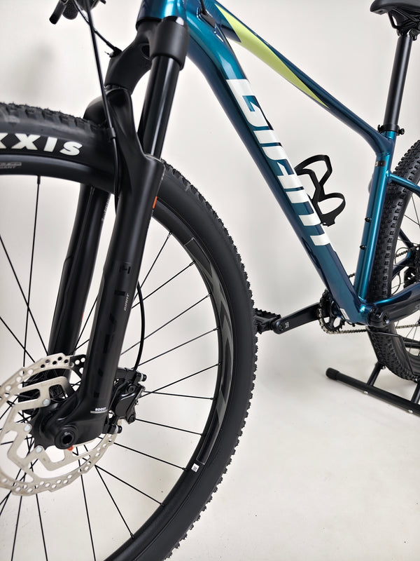 Giant XTC SLR 29 1 2024 in Excellent Condition at eMado Bikes - showcasing the performance features like the Shimano Deore XT rear derailleur.