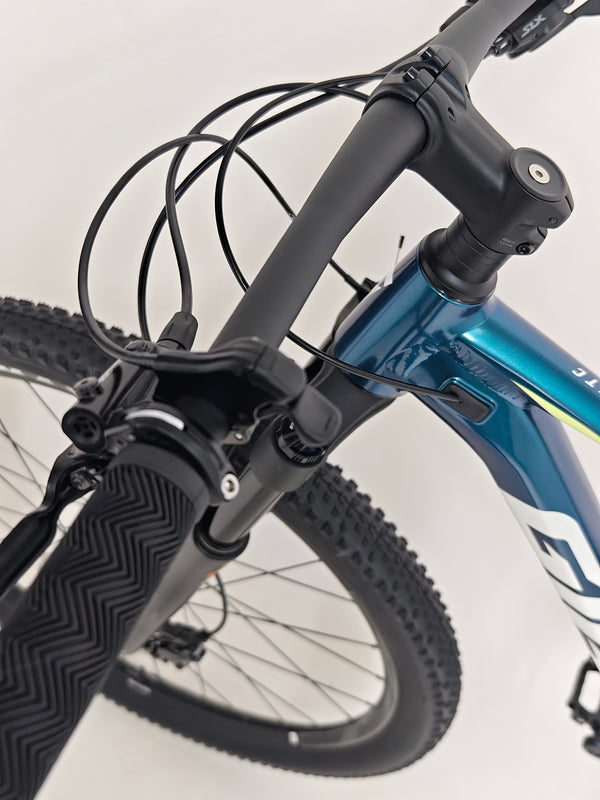 Giant XTC SLR 29 1 2024 in Excellent Condition at eMado Bikes - displaying various features of the mountain bike.