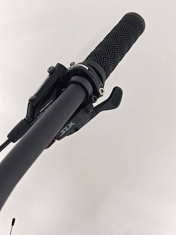 Giant XTC SLR 29 1 2024 in Excellent Condition at eMado Bikes - showcasing the handlebars and gear shifters.