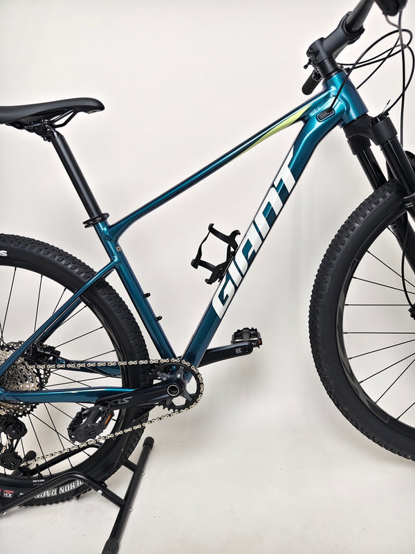 Giant XTC SLR 29 1 2024 in Excellent Condition at eMado Bikes - highlighting the 12-speed gearing and cassette.