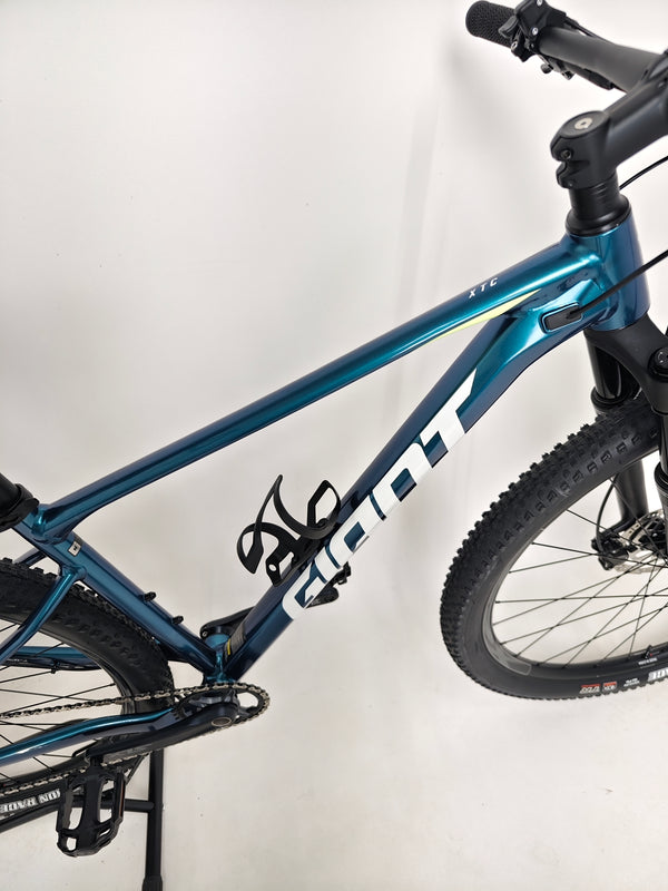 Giant XTC SLR 29 1 2024 in Excellent Condition at eMado Bikes - illustrating the bike at different angles.