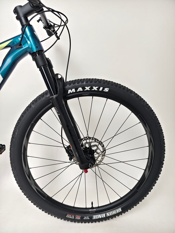 Giant XTC SLR 29 1 2024 in Excellent Condition at eMado Bikes - image showing the bike’s ergonomic setup.