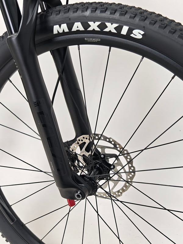 Giant XTC SLR 29 1 2024 in Excellent Condition at eMado Bikes - clear view of bike’s branding and colours.