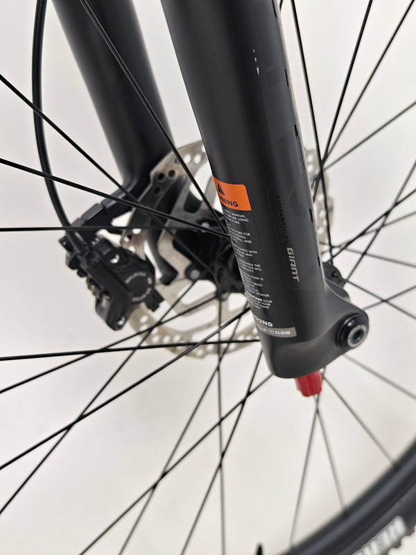 Giant XTC SLR 29 1 2024 in Excellent Condition at eMado Bikes - bike positioned for maximum aesthetic appeal.