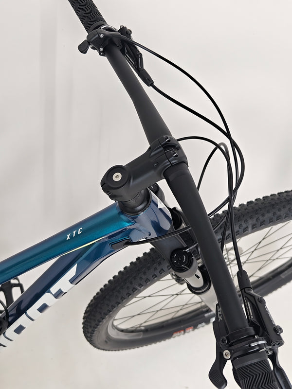 Giant XTC SLR 29 1 2024 in Excellent Condition at eMado Bikes - angle highlighting bike's rear components.