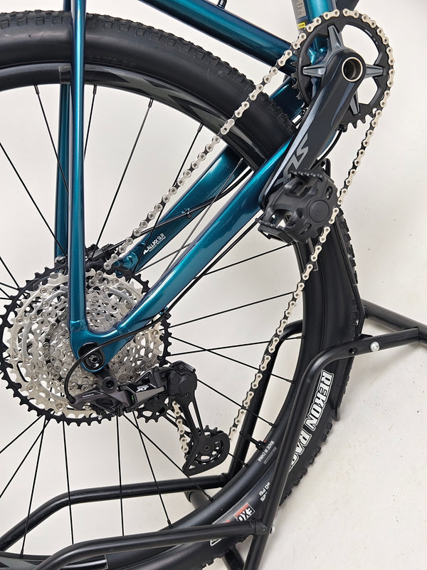 Giant XTC SLR 29 1 2024 in Excellent Condition at eMado Bikes - highlighting the bike's custom components.