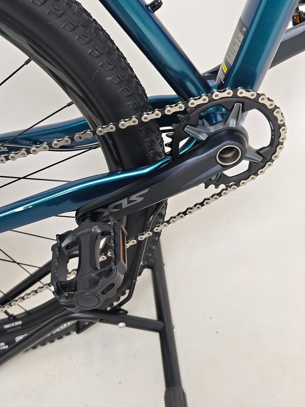 Giant XTC SLR 29 1 2024 in Excellent Condition at eMado Bikes - positioning exhibits bike's variable features for riders.