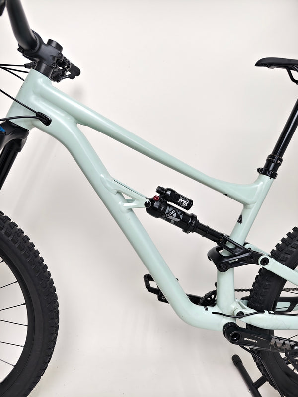 Specialized Status 160 in Very Good Condition at eMado Bikes - showcasing the X-Fusion Manic seat post.