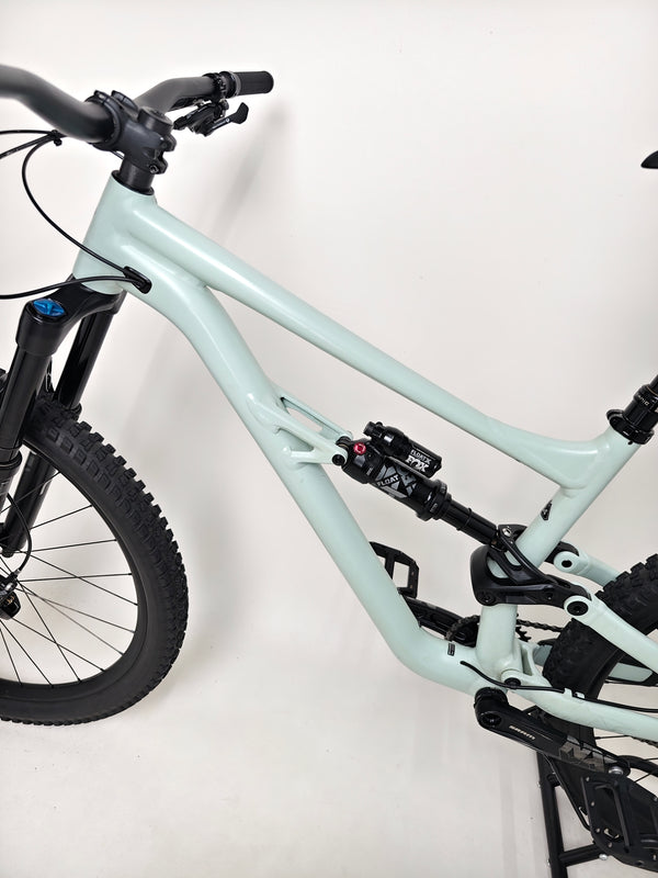 Specialized Status 160 in Very Good Condition at eMado Bikes - highlighting the bike’s high-performance components.