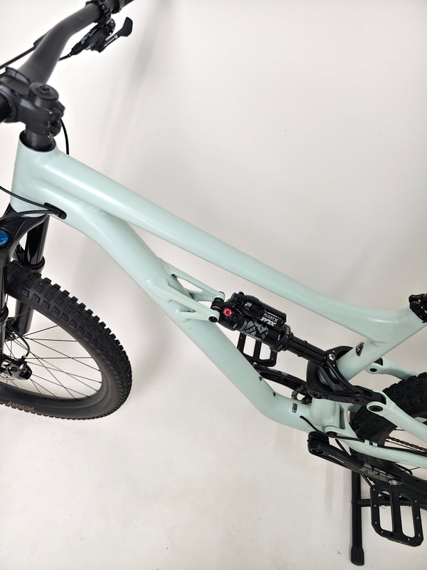 Specialized Status 160 in Very Good Condition at eMado Bikes - highlighting the geometry for better handling.