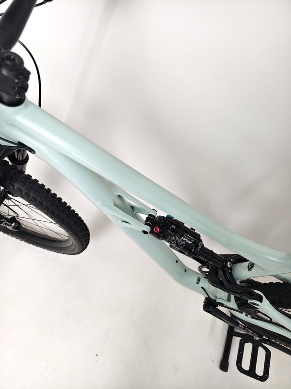 Specialized Status 160 in Very Good Condition at eMado Bikes - image detailing the Maxxis Minion DHF front tire.