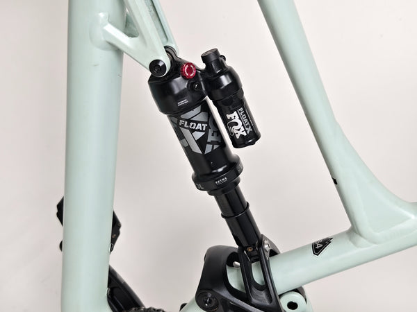 Specialized Status 160 in Very Good Condition at eMado Bikes - showcasing the bike's sleek satin colour finish.