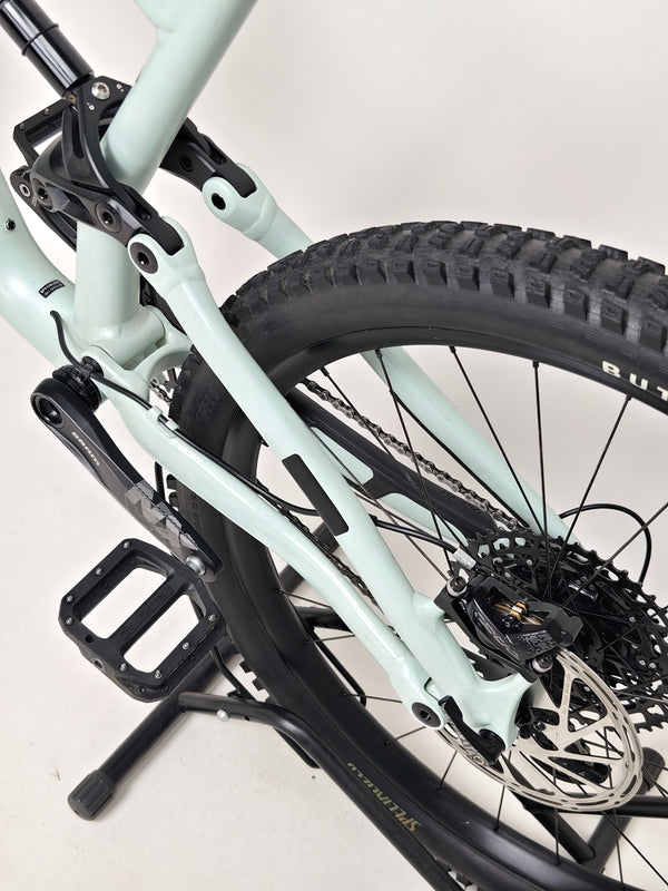 Specialized Status 160 in Very Good Condition at eMado Bikes - an informative shot about the bike's specs.