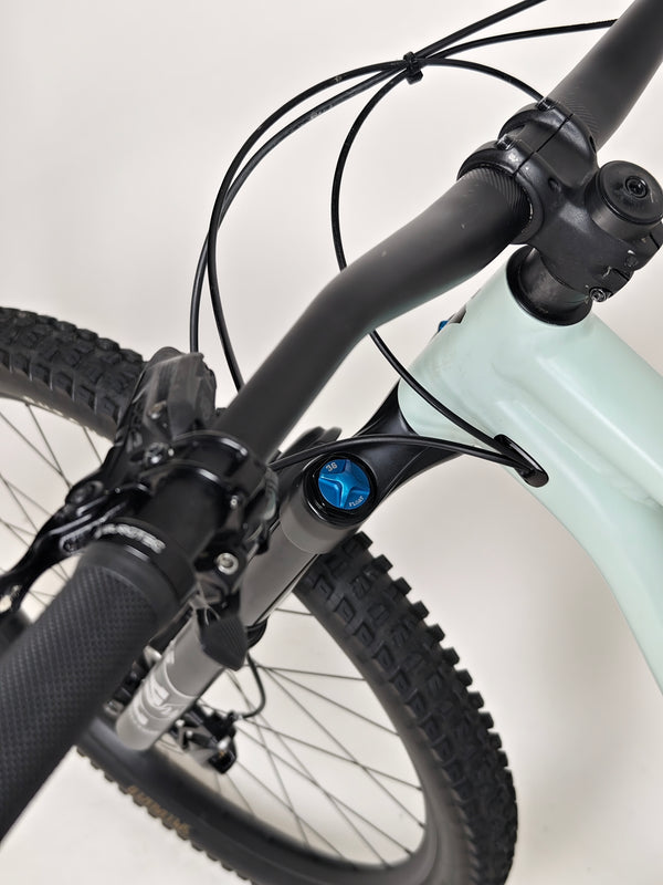 Specialized Status 160 in Very Good Condition at eMado Bikes - featuring a front three-quarter view of the bike.