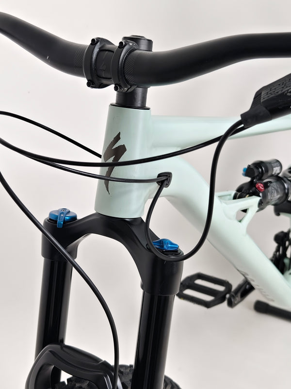 Specialized Status 160 in Very Good Condition at eMado Bikes - showcasing the drivetrain and cassette details.