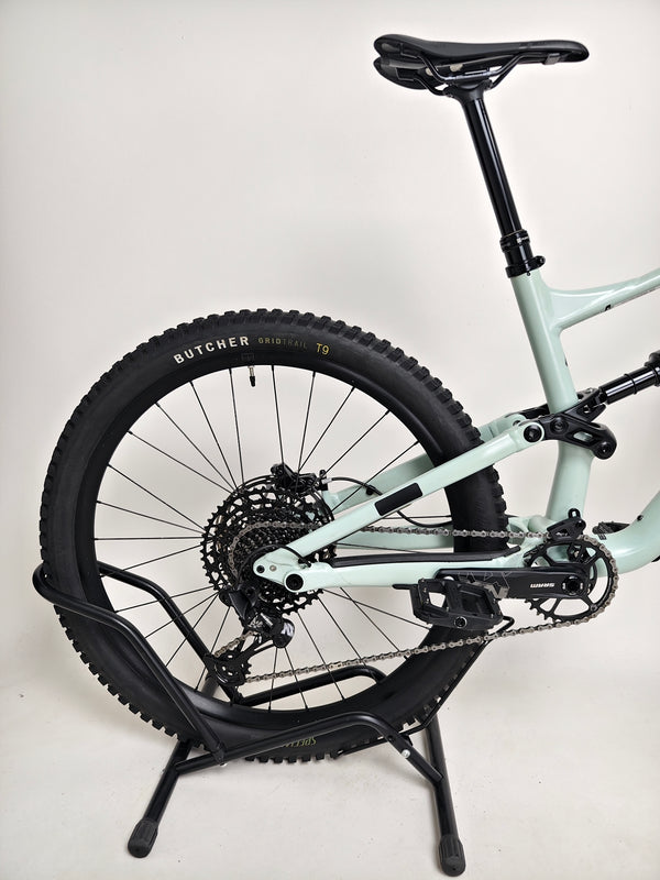 Specialized Status 160 in Very Good Condition at eMado Bikes - angle showcasing the bike's frame finish.