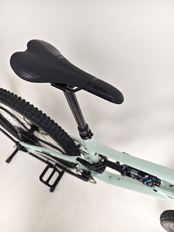 Specialized Status 160 in Very Good Condition at eMado Bikes - showing the bike's tubeless ready wheels.