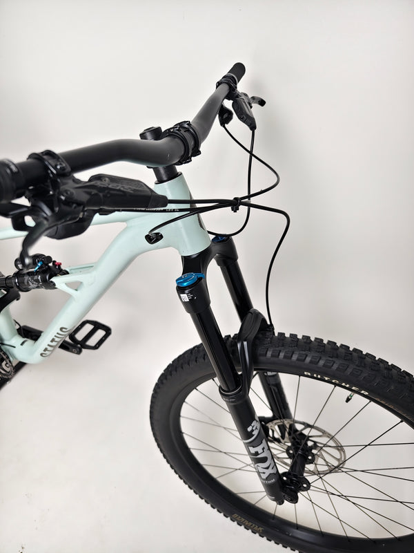 Specialized Status 160 in Very Good Condition at eMado Bikes - showcasing the bike's technical features in detail.