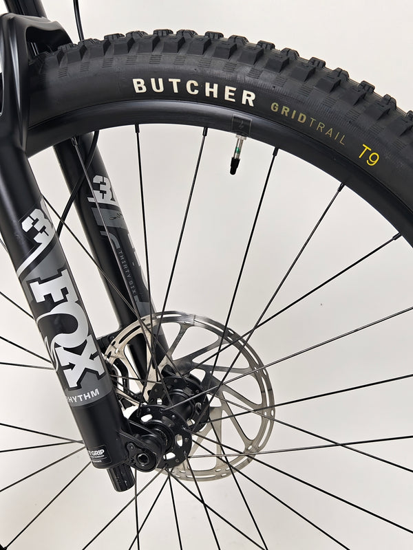 Specialized Status 160 in Very Good Condition at eMado Bikes - showing the bike's user-friendly control setup.