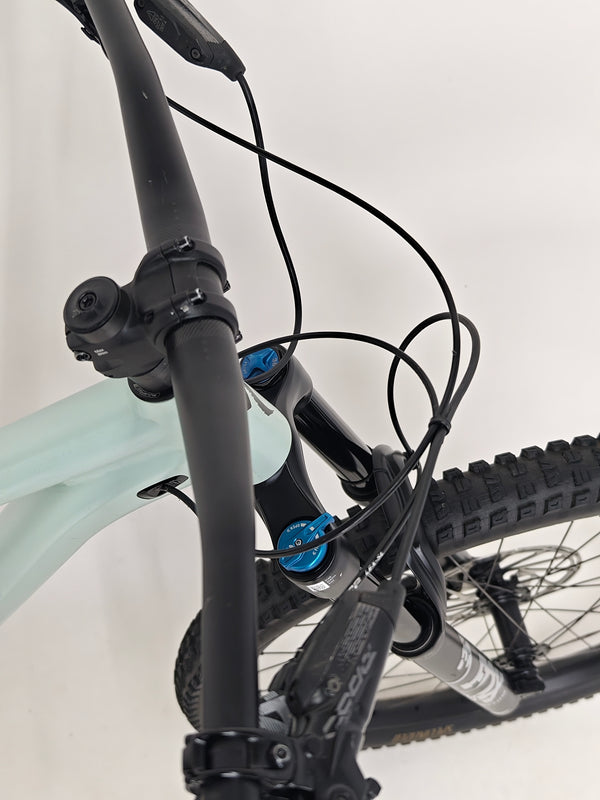 Specialized Status 160 in Very Good Condition at eMado Bikes - close-up on bike's inline cable routing.