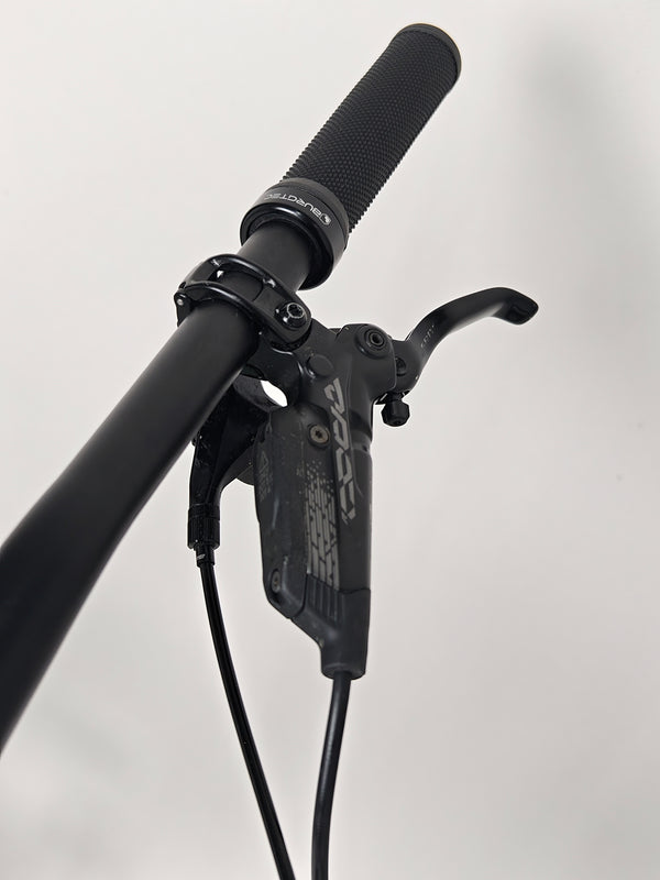 Specialized Status 160 in Very Good Condition at eMado Bikes - showcasing the cockpit setup with handlebar details.