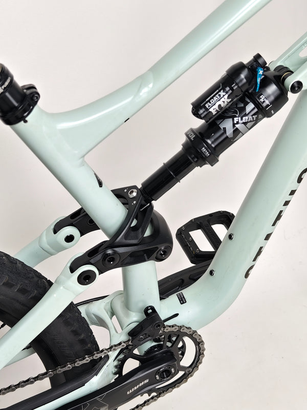 Specialized Status 160 in Very Good Condition at eMado Bikes - focused shot showcasing the hydraulic disc brakes.