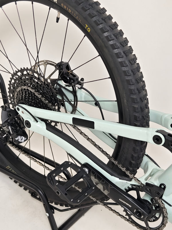 Specialized Status 160 in Very Good Condition at eMado Bikes - showcasing the bike's aesthetic details.