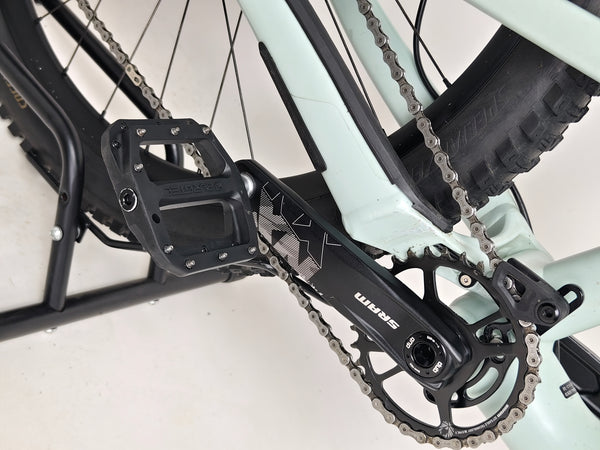 Specialized Status 160 in Very Good Condition at eMado Bikes - capture focusing on the craftsmanship of the frame.