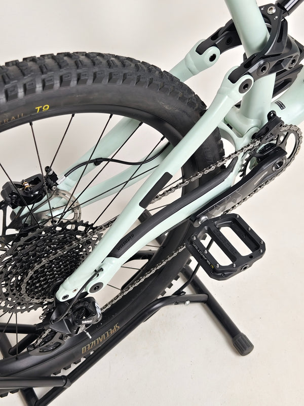 Specialized Status 160 in Very Good Condition at eMado Bikes - showcasing a panoramic view of the bike.