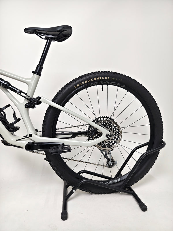 Specialized Stumpjumper Expert 2022 CARBON in excellent used condition at eMado Bikes, showcasing the sleek colour scheme.