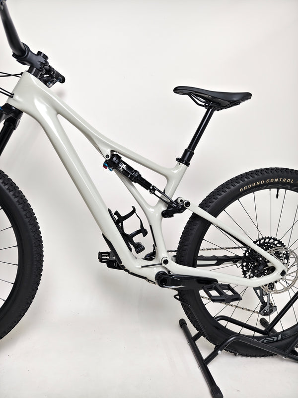 Specialized Stumpjumper Expert 2022 CARBON in excellent used condition at eMado Bikes, showcasing SRAM G2 hydraulic brakes.