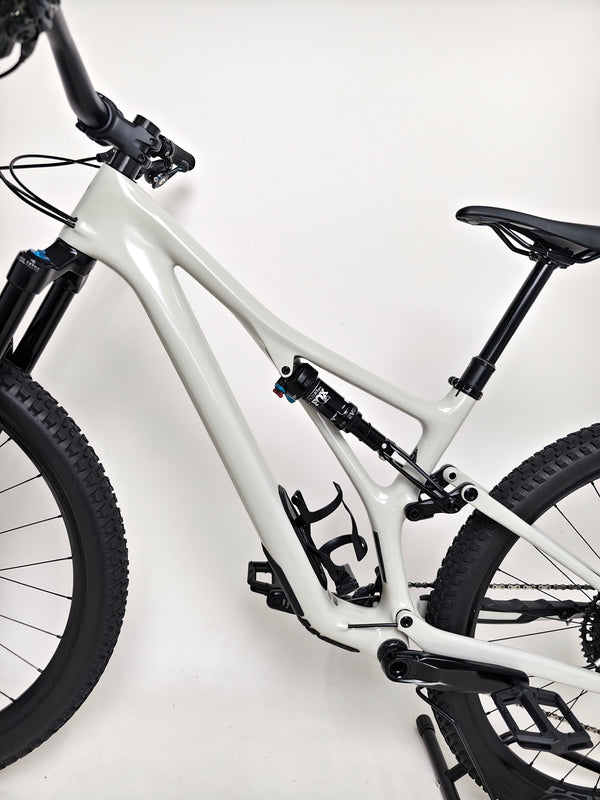 Specialized Stumpjumper Expert 2022 CARBON in excellent used condition at eMado Bikes, highlighting the cosmetic quality of the bike.