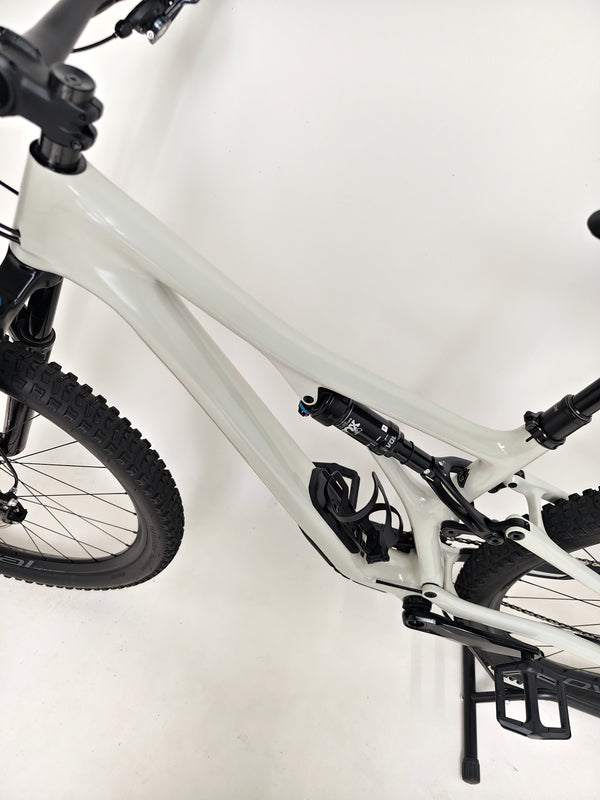 Specialized Stumpjumper Expert 2022 CARBON in excellent used condition at eMado Bikes, presenting its versatile performance.