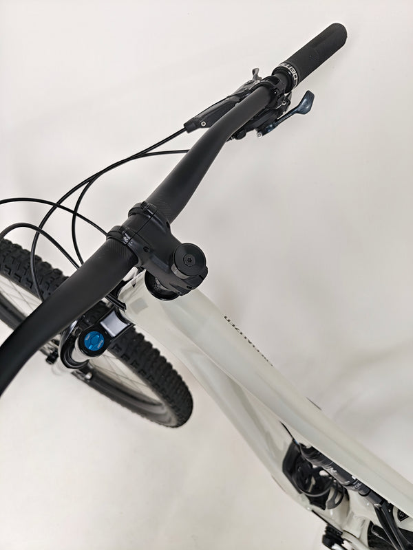 Specialized Stumpjumper Expert 2022 CARBON in excellent used condition at eMado Bikes, showcasing gear innovation features.