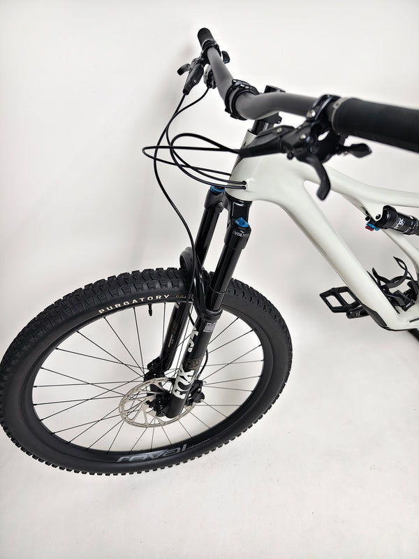 Specialized Stumpjumper Expert 2022 CARBON in excellent used condition at eMado Bikes, focusing on user-friendly gear shifting.