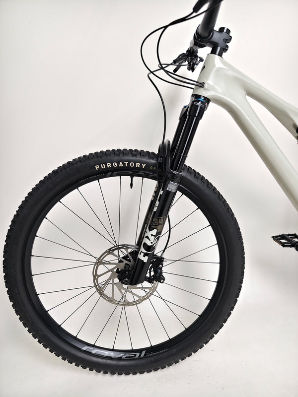 Specialized Stumpjumper Expert 2022 CARBON in excellent used condition at eMado Bikes, showcasing the modern trail geometry.