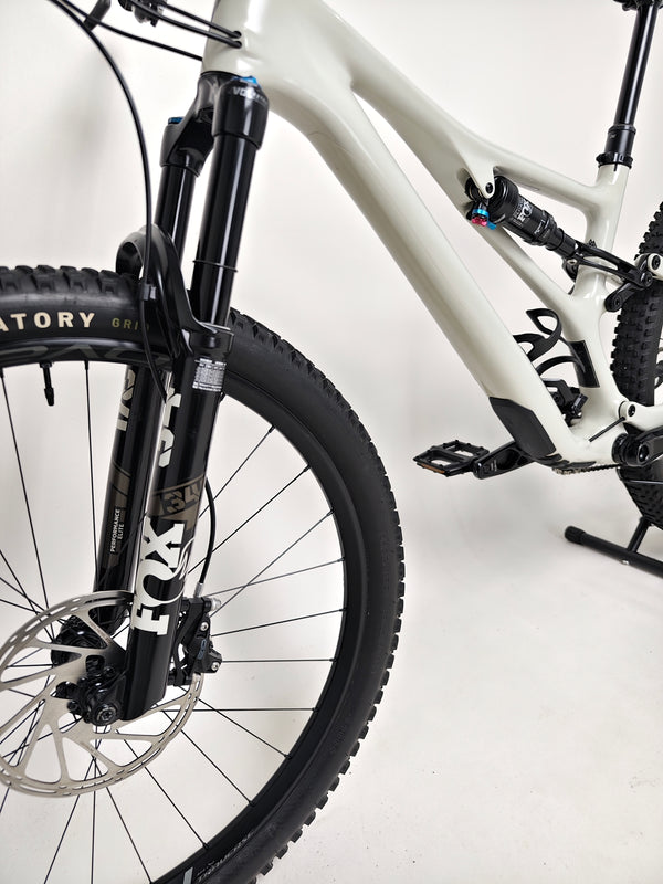 Specialized Stumpjumper Expert 2022 CARBON in excellent used condition at eMado Bikes, emphasizing the dropper post feature.