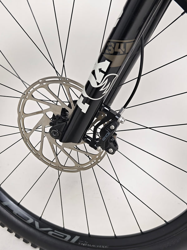 Specialized Stumpjumper Expert 2022 CARBON in excellent used condition at eMado Bikes, showcasing rugged performance capabilities.