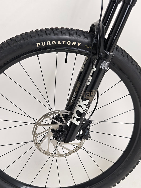 Specialized Stumpjumper Expert 2022 CARBON in excellent used condition at eMado Bikes, featuring robust tires for trail performance.