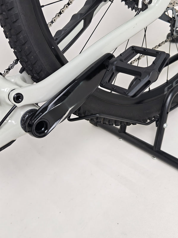 Specialized Stumpjumper Expert 2022 CARBON in excellent used condition at eMado Bikes, showcasing the bike's smooth operation.